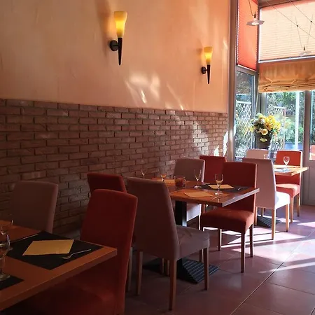 La Promenade 3* סייר